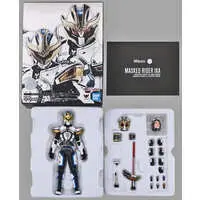 S.H. Figuarts - Kamen Rider Kiva / Kamen Rider Ixa